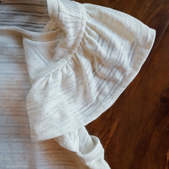 CLEARANCE 🔥Banana Republic gold metallic cream top with flutter sleeves - Picture 3 of 8